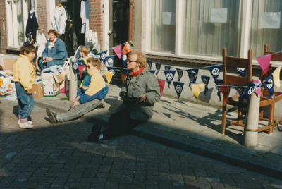 862610 Afbeelding van enkele verkopers tijdens de vrijmarkt op Koninginnedag in de Bergstraat in Wijk C te Utrecht, met ...